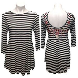 CAITE BLACK & WHITE BOHO-INSPIRED TUNIC W/FLORAL EMBROIDERY ON BACK SZ.S EUC.